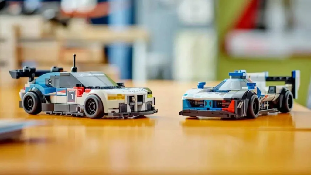 Samochody wyścigowe BMW M4 GT3 i BMW M Hybrid V8 z serii LEGO Speed ​​Champions na wystawie