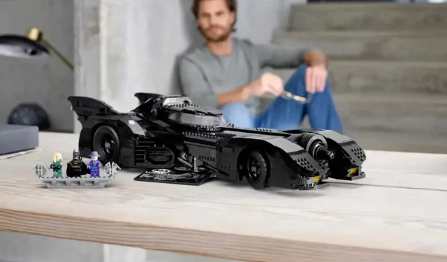 Ausgemustertes LEGO DC 1989 Batmobil auf Lager, aber teuer