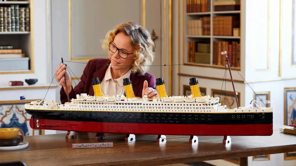 Um adulto admirando seu conjunto LEGO Icons Titanic. É o kit LEGO Icons mais caro.