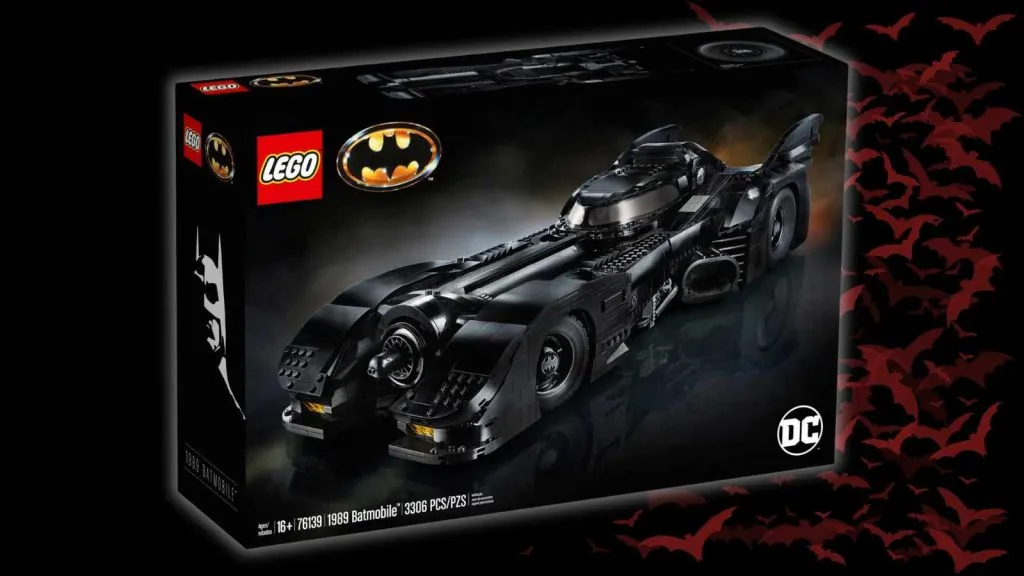 Batmobil LEGO DC 1989 na czarnym tle z grafiką nietoperza