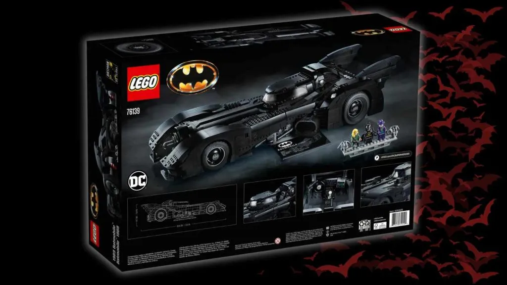 La Batmobile LEGO DC 1989 sur fond noir avec graphismes chauve-souris