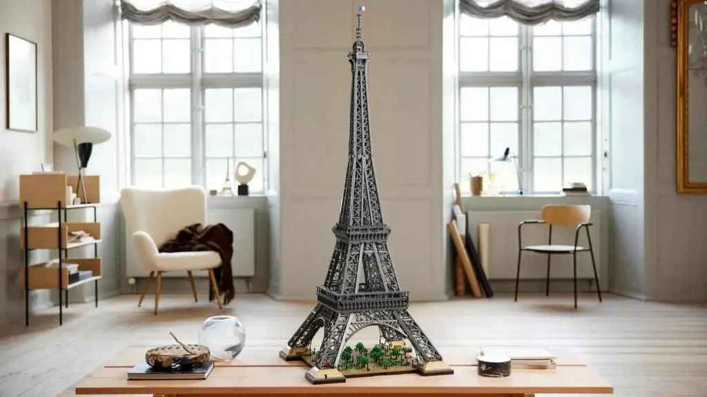 A Torre Eiffel LEGO Icons em exibição