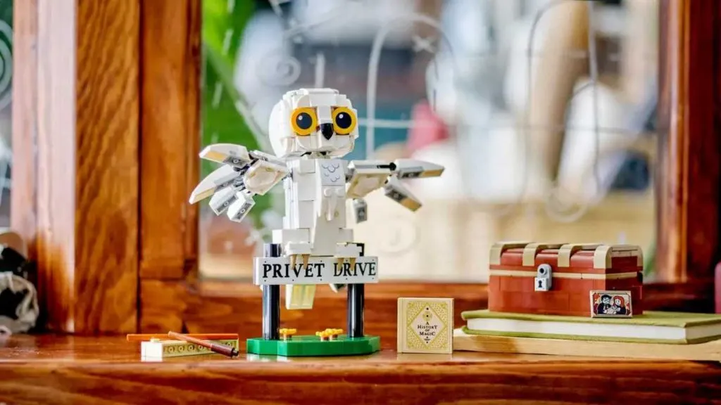 O LEGO Harry Potter Hedwig na 4 Privet Drive em exibição