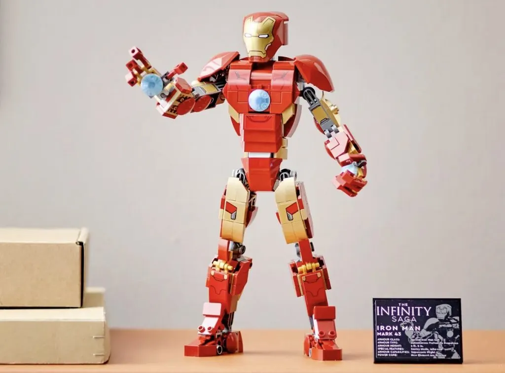 La figurine LEGO Marvel Iron Man exposée