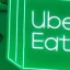 더 나은 서비스를 받기 위해 Uber Eats에서 Keith Lee 프로필을 사용하는 여성