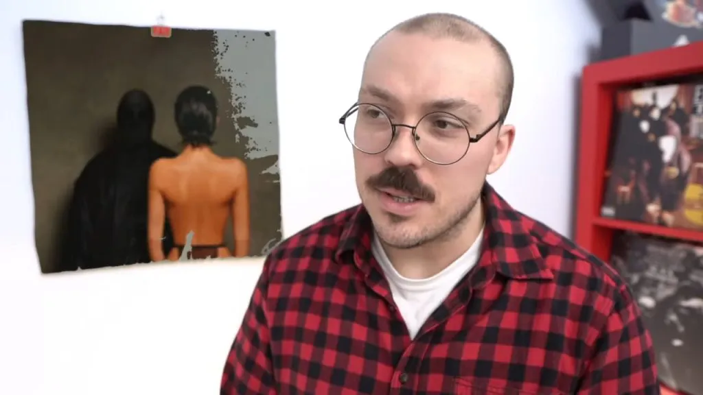 O crítico musical do YouTube, Anthony Fantano, vestindo uma camisa de flanela enquanto revisava um álbum de Kanye West