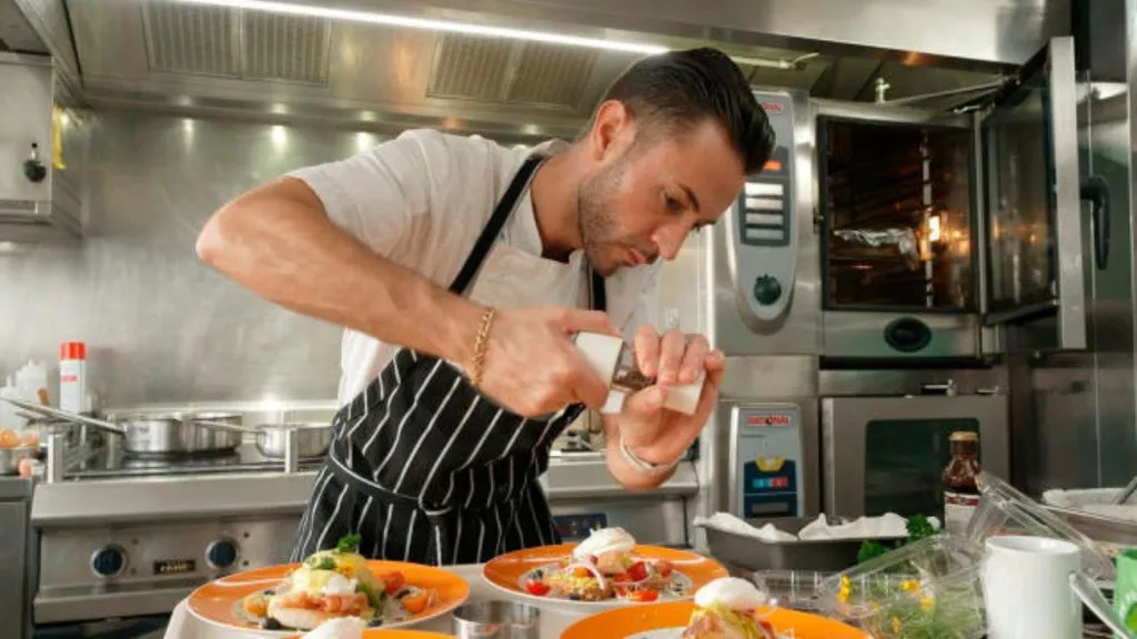 Chef Anthony desde debajo de la cubierta