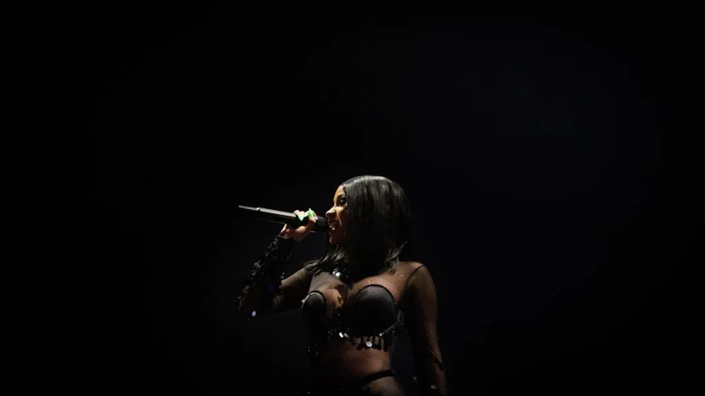 Cardi B 在音樂會上登台表演