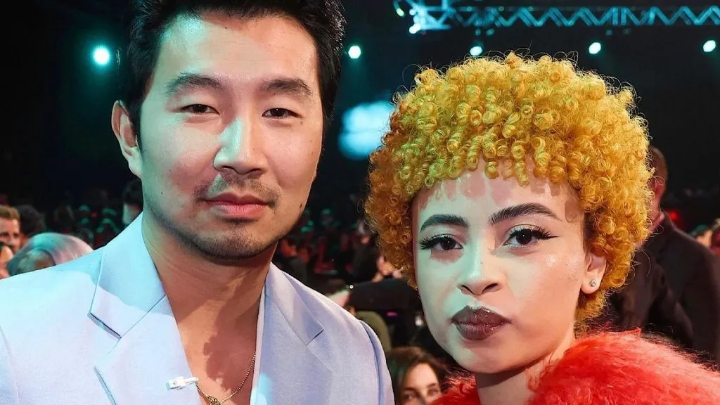 La presentadora de los People's Choice Awards 2024, Simu Liu, fotografiada con Ice Spice