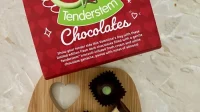 バレンタインデーのチョコレートで覆われたブロッコリーのお菓子がインターネットで大ヒット
