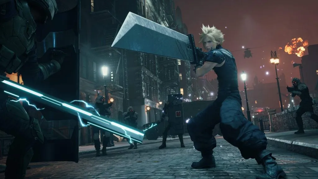 Nuvem com espada em FF7 Remake