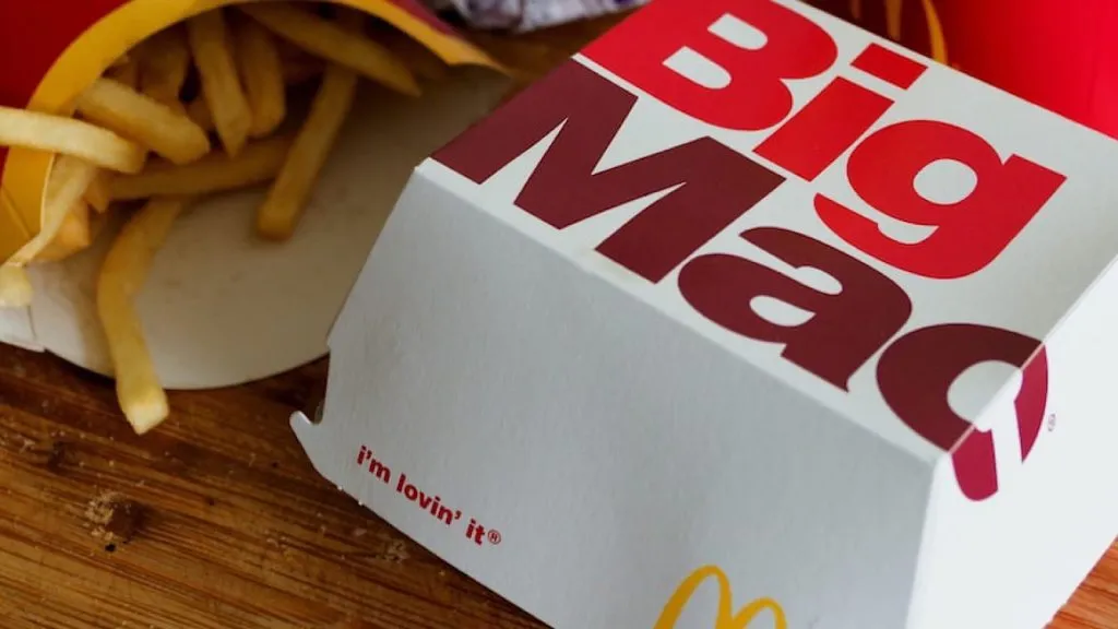 O ex-chef do McDonald's Mike Haracz explica como pedir um Big Mac mais barato.