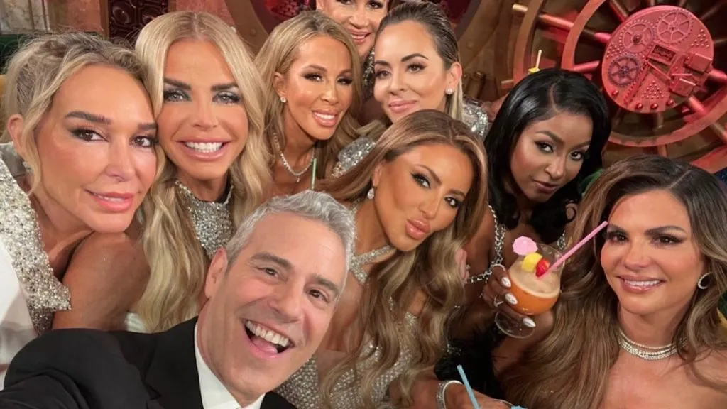 Andy Cohen mit den Real Housewives of Miami während der Wiedervereinigung der 5. Staffel.