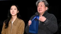 Choi Min-sik y Kim Go-eun vinieron a saludar y dieron obsequios al público después de que “Exhuma” estableciera un nuevo récord