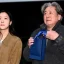 Choi Min-sik et Kim Go-eun sont venus saluer et offrir des cadeaux au public après que « Exhuma » ait établi un nouveau record