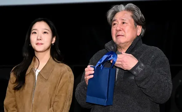 Choi Min-sik e Kim Go-eun vieram cumprimentar e deram presentes ao público depois que “Exhuma” estabeleceu novo recorde