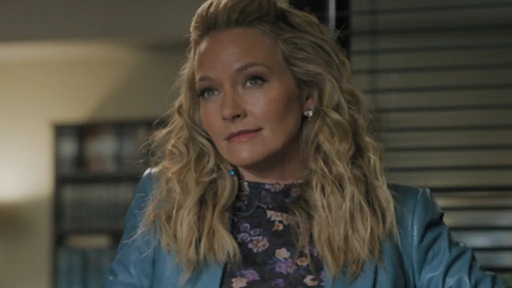 Becki Newton als Lorna in „The Lincoln Lawyer“.