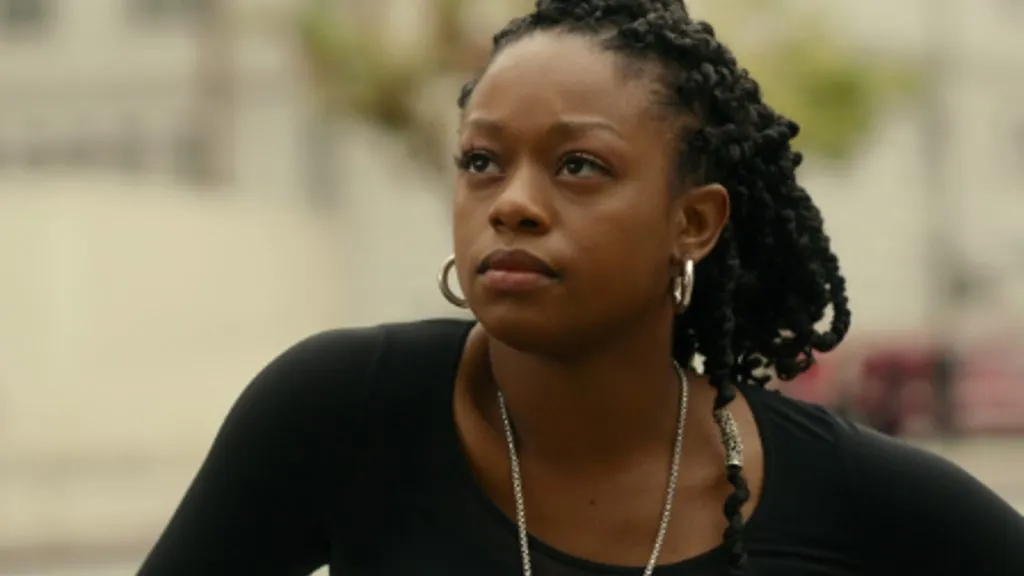 Jazz Raycole dans le rôle d'Izzy dans The Lincoln Lawyer