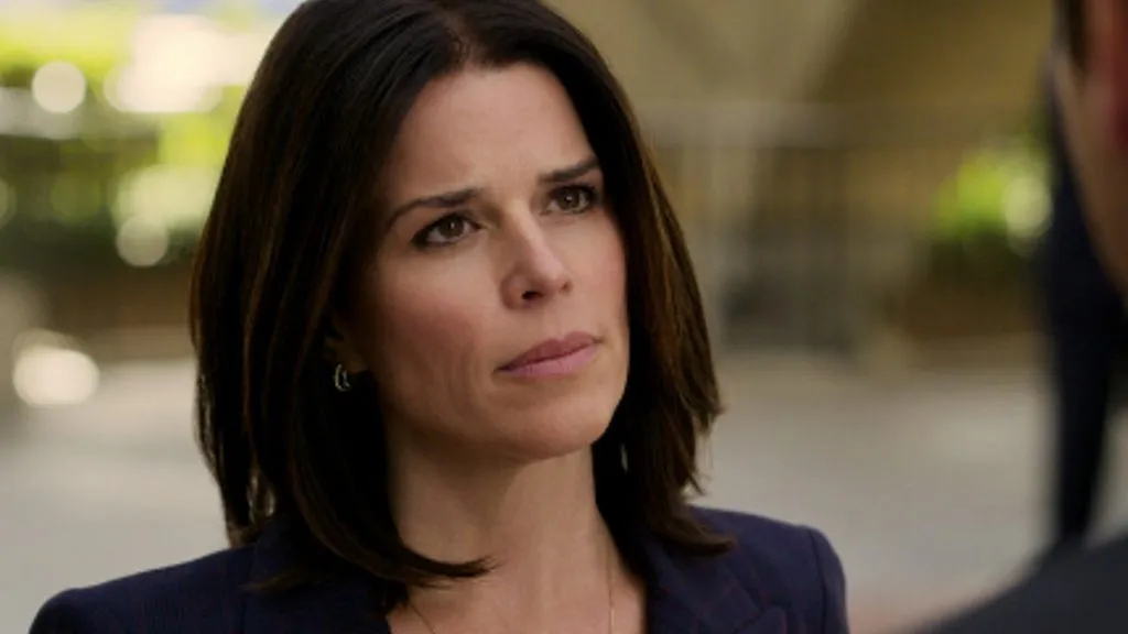 Neve Campbell jako Maggie w „Prawniku Lincolna”.