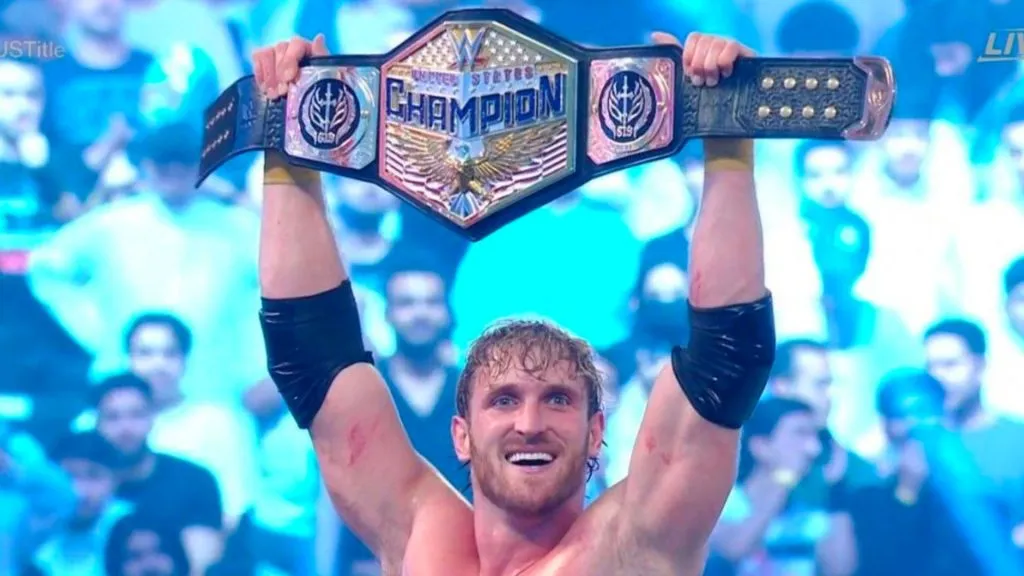 Logan Paul hält die WWE-Meisterschaft der Vereinigten Staaten über seinem Kopf