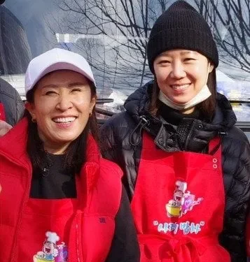 La présidente du groupe de bénévoles « Love Food Truck » depuis 20 ans s’avère être la mère de Gong Hyo-jin