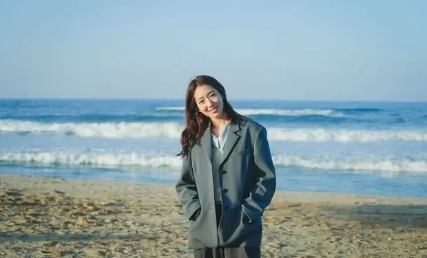 Fans cautivados por la belleza de Park Shin Hye detrás de escena de ‘Doctor Slump’ 