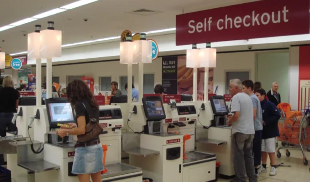 Homem se torna viral com motivo para não usar o self-checkout e a internet o apoia