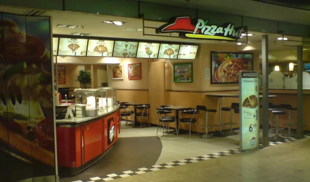 Funcionária da Pizza Hut revela sua reação bizarra ao ser mantida sob a mira de uma arma por causa de uma pizza