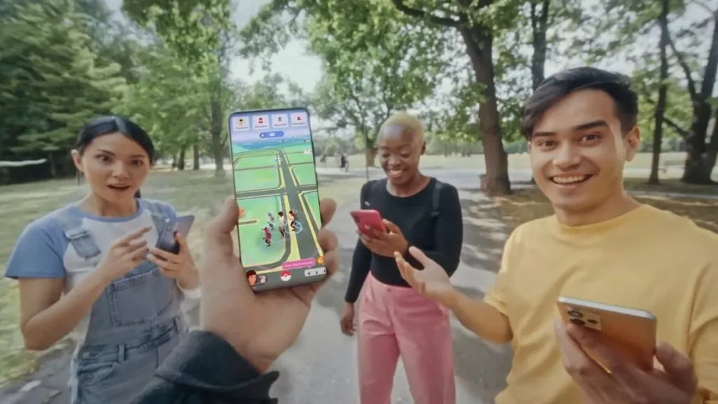 Grupo do modo Party Play no Pokémon Go com telefones