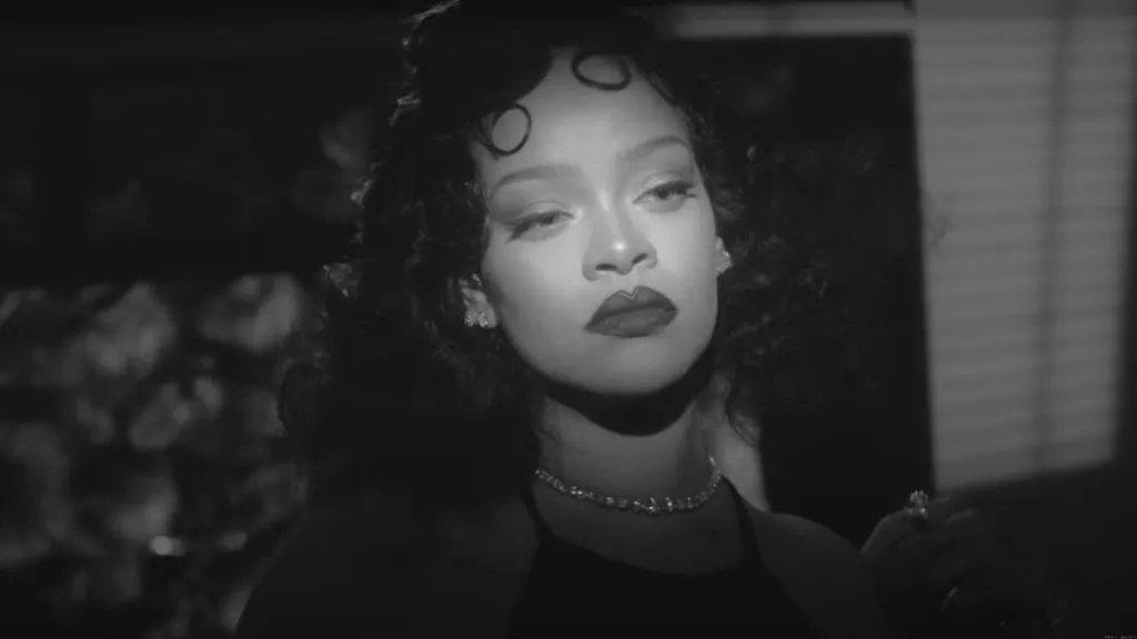 Rihanna in un cortometraggio in bianco e nero per Fenty