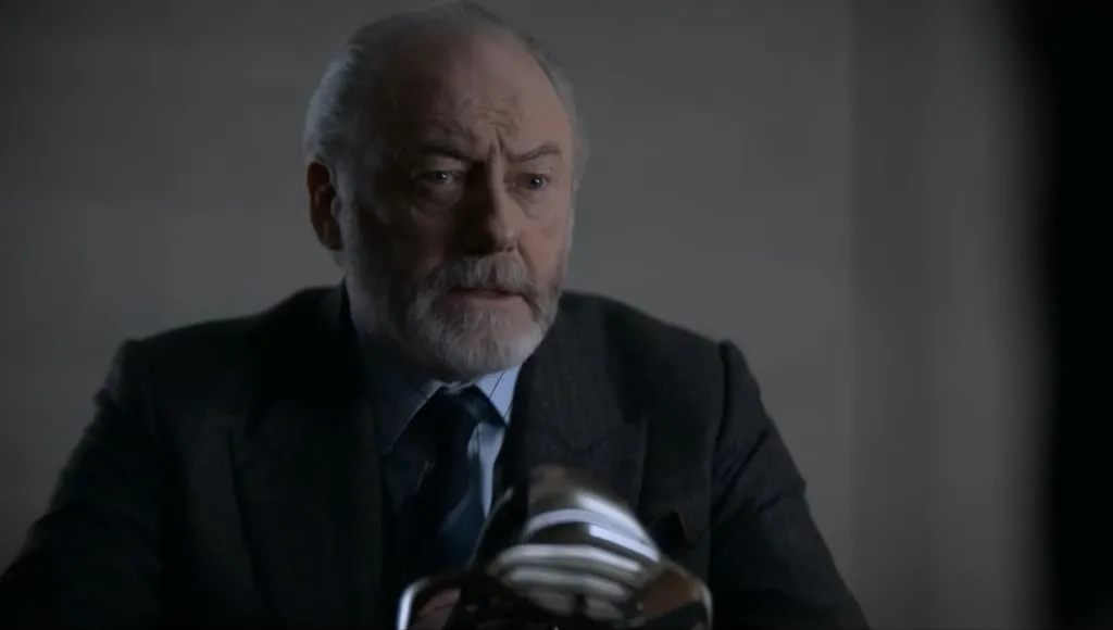 Liam Cunningham como Thomas Wade no programa da Netflix 3 Body Problem