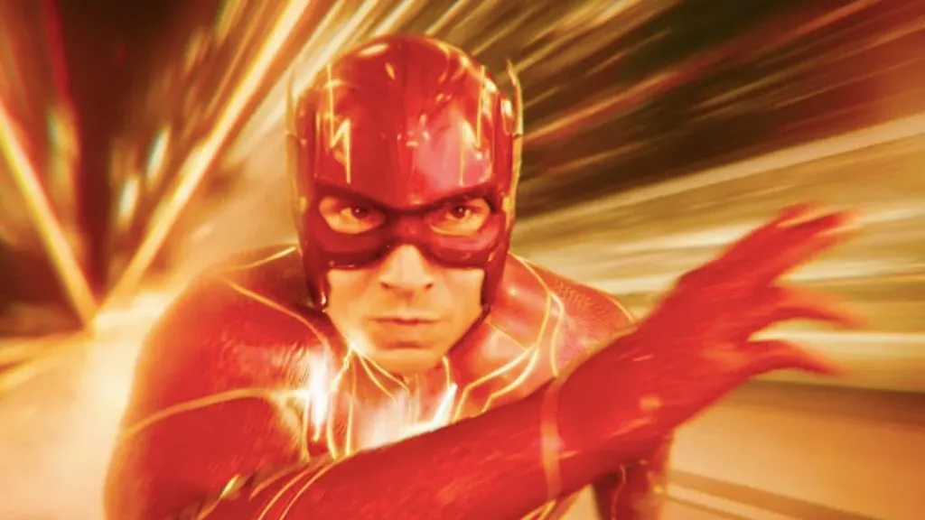 Eine Nahaufnahme von Erza Miller als The Flash