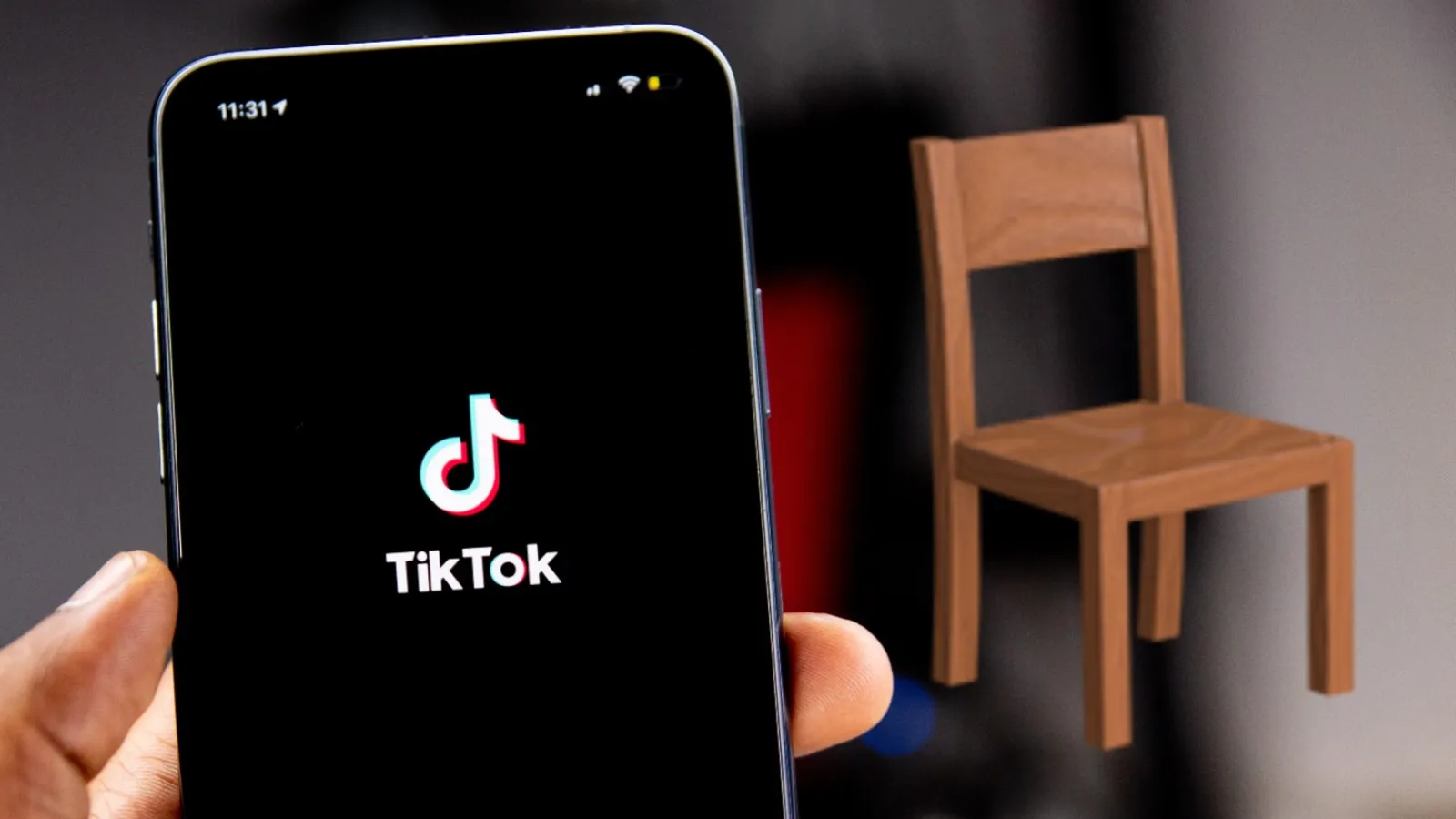 TikTok em um telefone próximo a uma cadeira