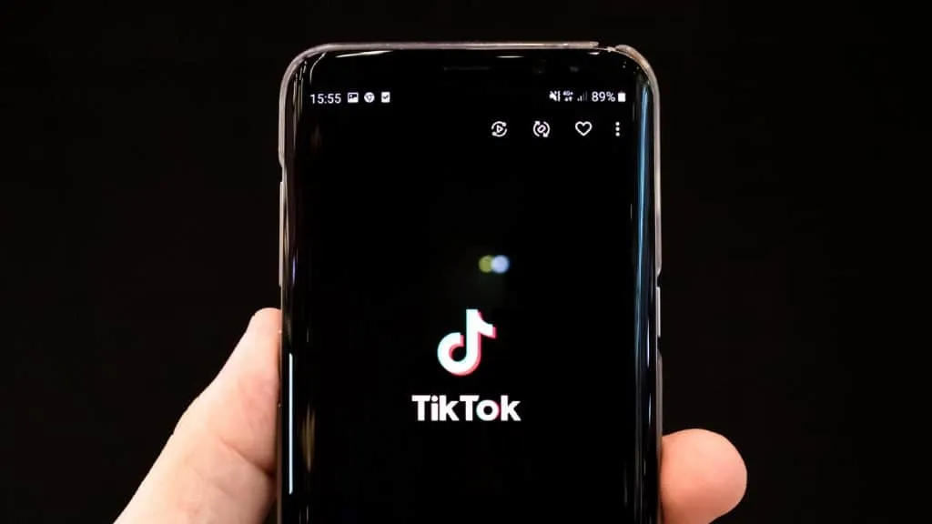 電話画面上の TikTok ロゴ
