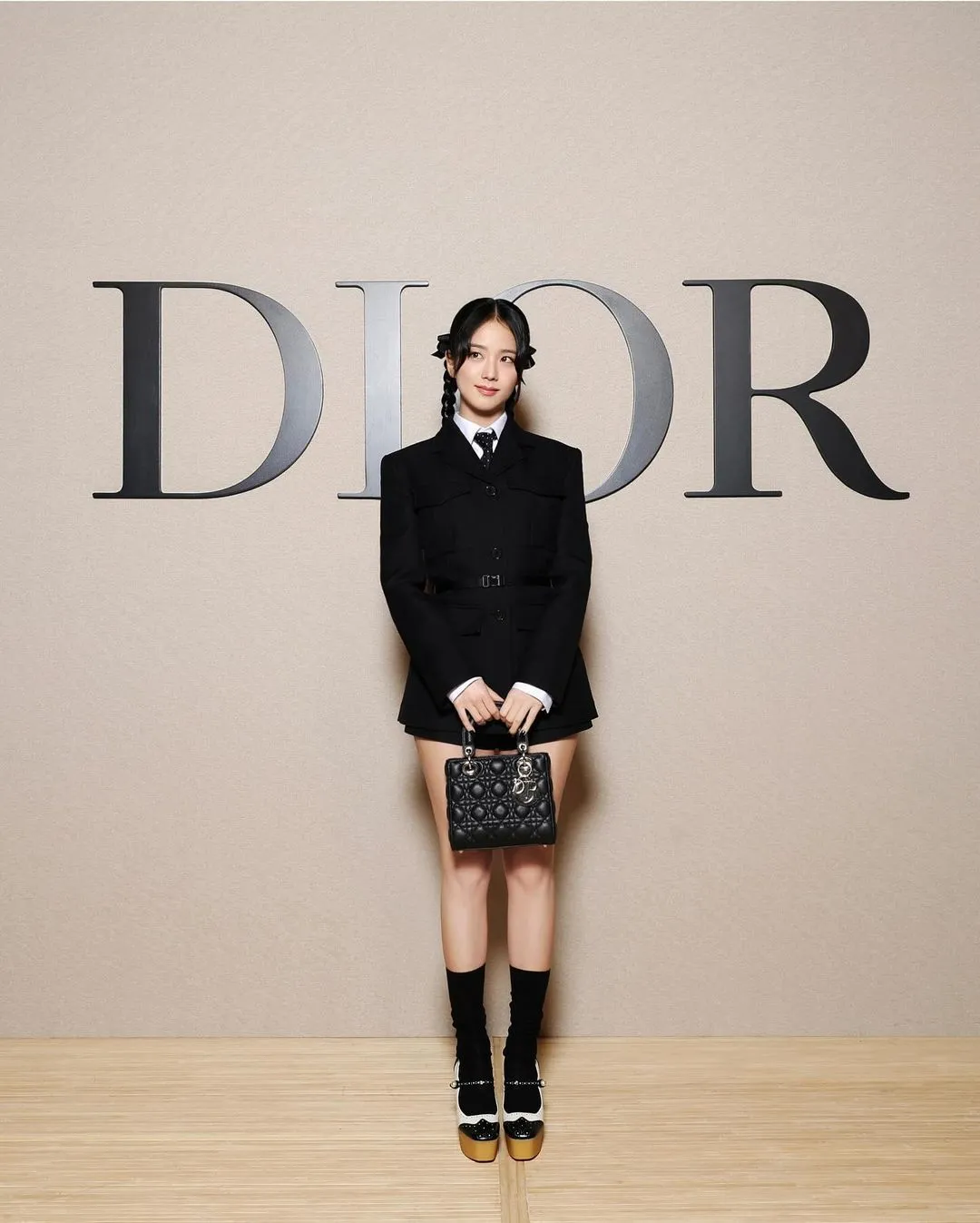 BLACKPINK Jisoo & SEVENTEEN Mingyu 在 Dior Show 上的互動引起網絡轟動 — 快來看看吧！