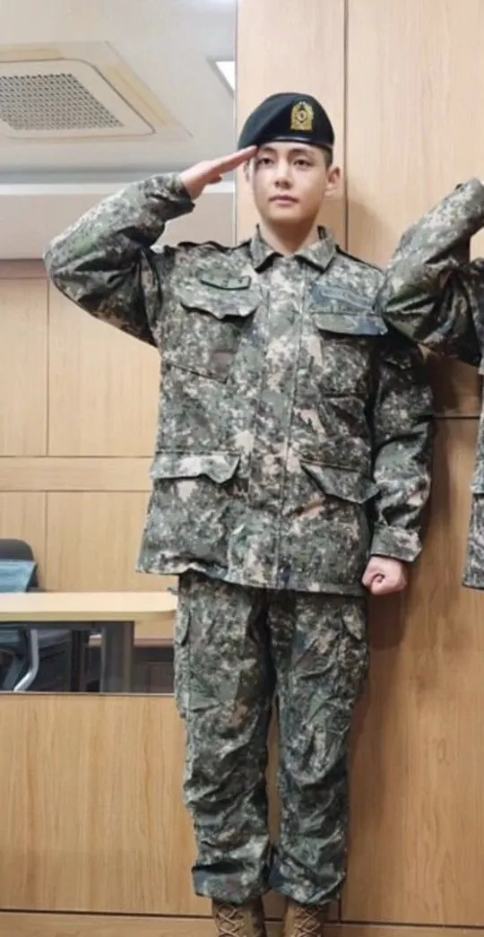 BTS V revela novo peso após dois meses no exército - quanto ele pesa agora?