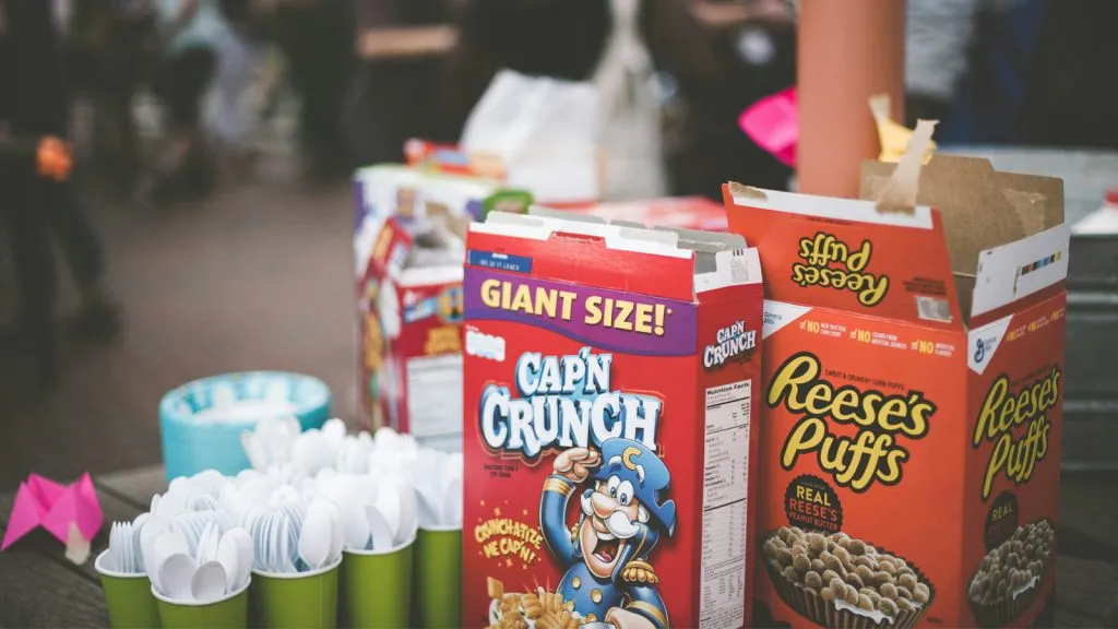 bois abertos de cereais Cap'n Crunch e Reese's Puffs