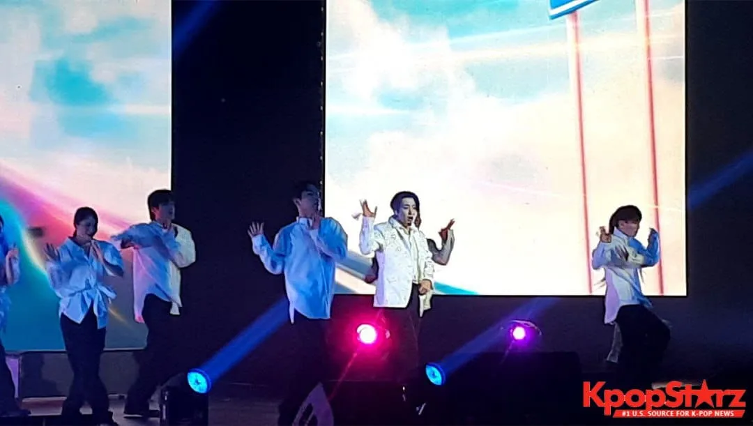 Choi Youngjae mostra todos os seus lados no concerto filipino 'INSIDE OUT'
