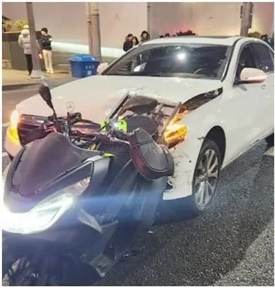 DJ 的車撞上了送貨員的摩托車