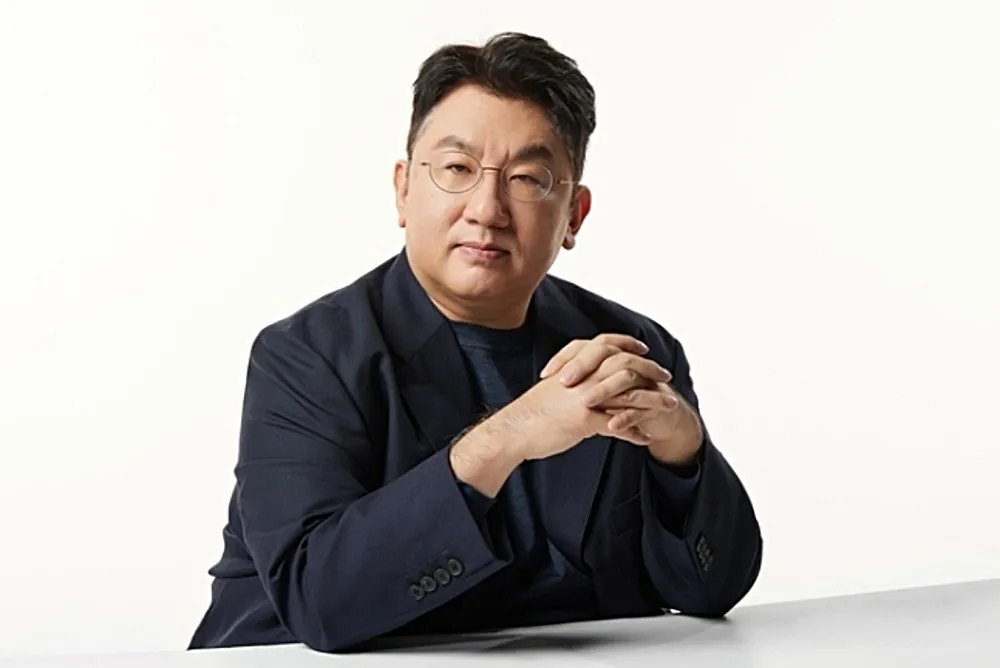 Il K-pop è "non originale"? Stans difende Bang Si Hyuk per un'osservazione "controversa" e rimprovera l'autenticità del genere