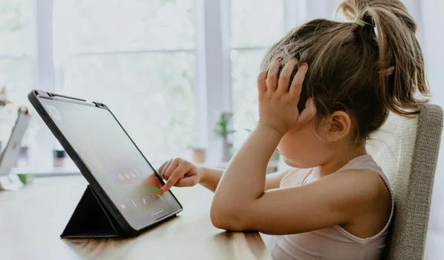 Une femme moquée après que le travail scolaire à la maison de son enfant à la maternelle l’ait troublée