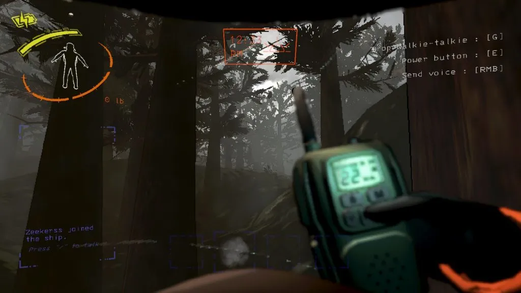 Una captura de pantalla de Lethal Company que muestra al jugador sosteniendo un objeto.