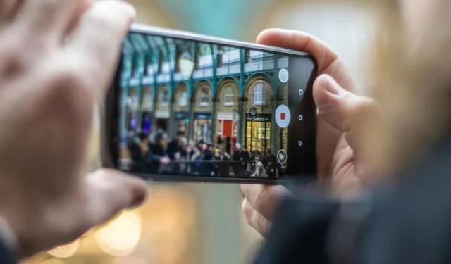 Il cameraman perde la pazienza dopo che la sicurezza del centro commerciale dice che non può registrare i taccheggiatori