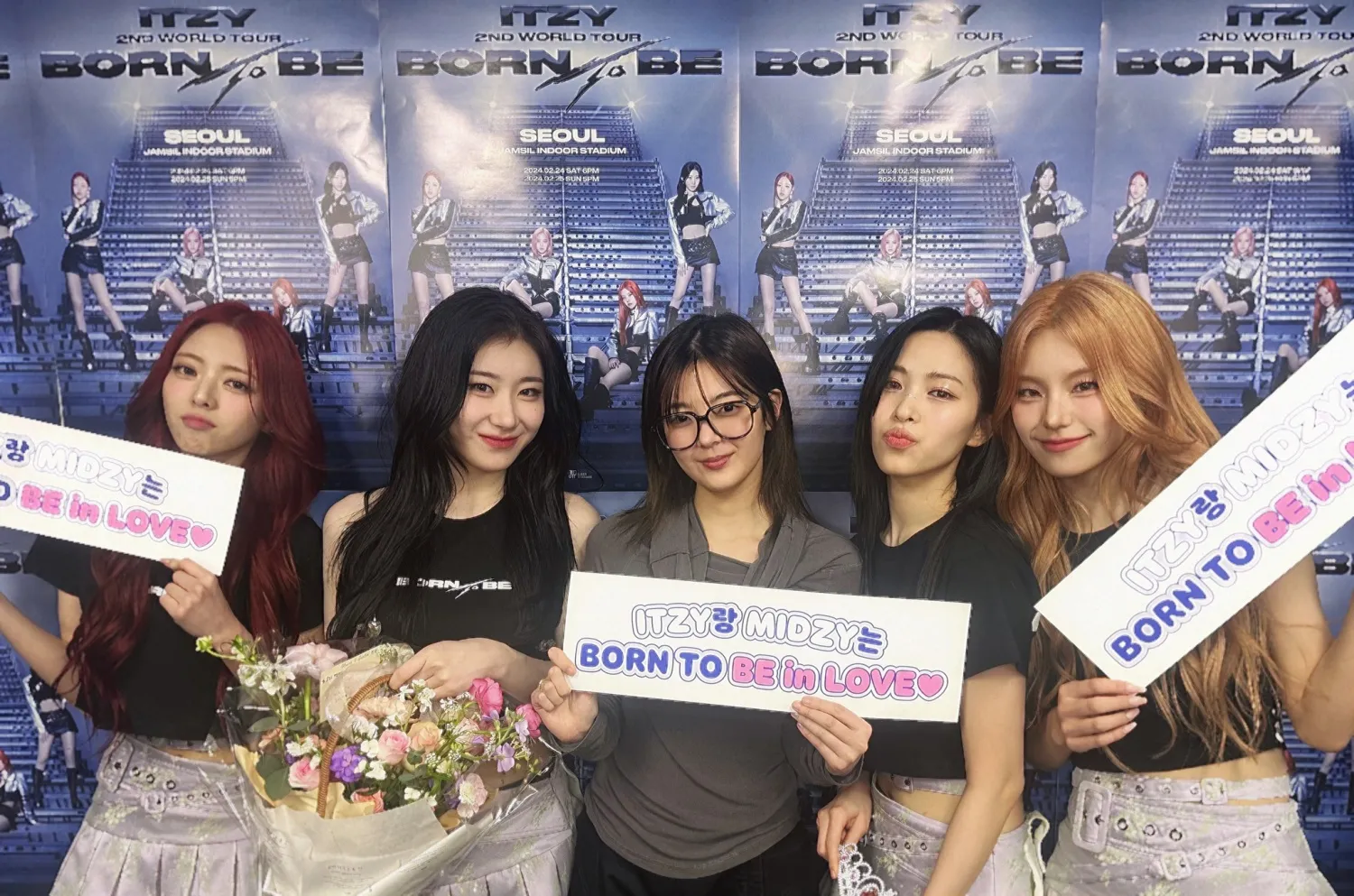 'MY OT5': ITZY Lia tem MIDZYs emocionais ao apoiar o show 'BORN TO BE' em Seul do grupo de apoio
