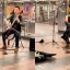 Mujer de Nueva York arrestada después de presuntamente agredir a un artista del metro con una botella de agua