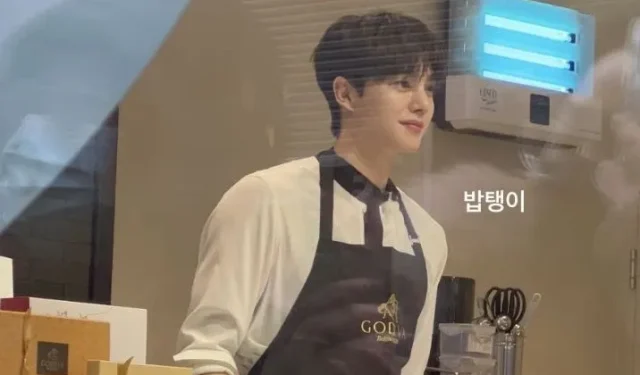 Song Kang surprend ses fans en « travaillant » soudainement dans un café