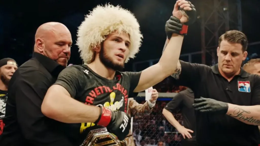 Khabib holt sich den UFC-Titel von Dana White