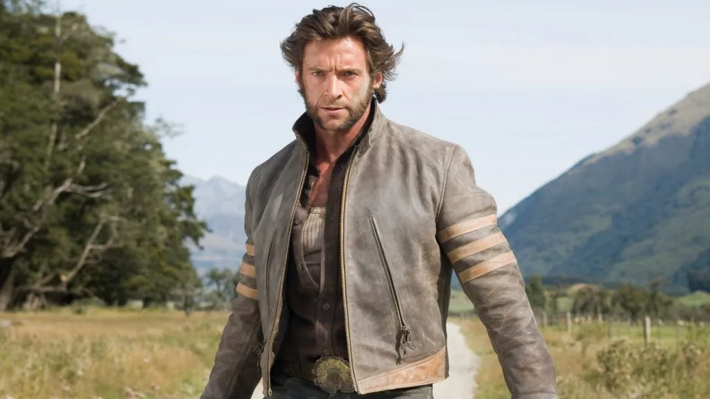 Hugh Jackman als Logan steht im Film X-Men Origins: Wolverine auf einer Landstraße.