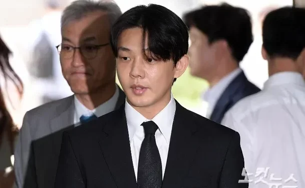 A pessoa que jogou café em Yoo Ah-in era um estudante do ensino médio