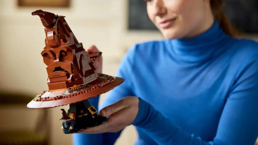 Ein Erwachsener mit seinem LEGO Harry Potter Sprechenden Hut